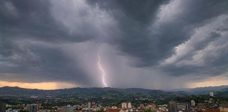 Asturias puede pasar del sol al granizo en cuestión de horas: aviso naranja y tormentas muy fuertes desde las 15.00