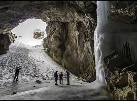 Picos de Europa alerta del «riesgo de muerte» en la Cueva del Hielo de Peña Castil