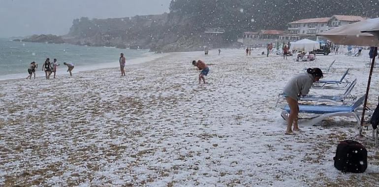 Asturias pasó del bochorno al pedrisco en horas: casi 34 grados, 400 rayos por hora y granizo en las playas de Llanes