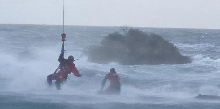 La marea cierra la salida en La Franca: ocho bañistas en apuros y dos menores evacuadas en helicóptero