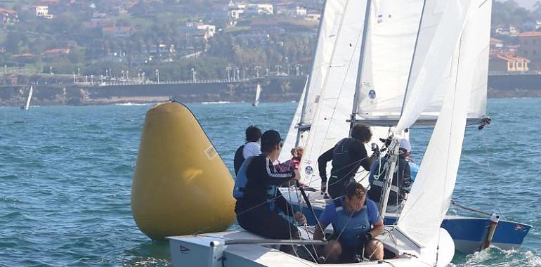Silvela y Calvo conquistan la bahía de San Lorenzo y se coronan campeones de Asturias de Snipe