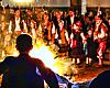Llanes arde por La Magdalena: fuego, claveles rojos y dieciocho horas de tradición en el día grande