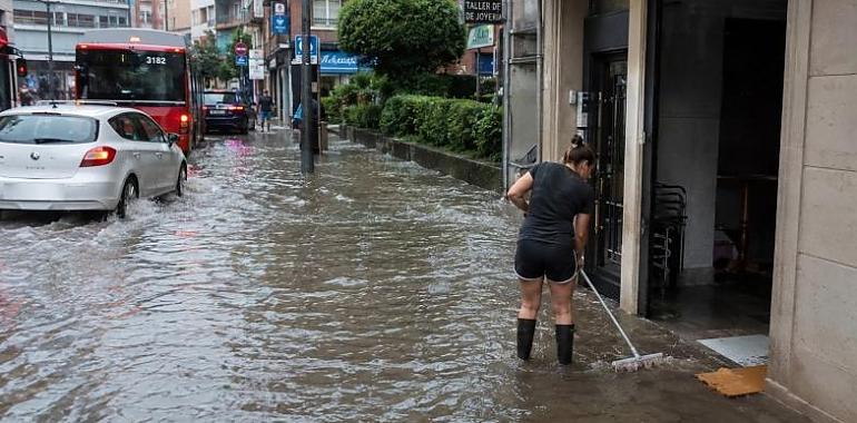 Las tormentas golpean Asturias: 46 litros en Mieres, inundaciones en Oviedo y la AS-15 cortada por desprendimientos
