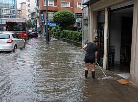 Las tormentas golpean Asturias: 46 litros en Mieres, inundaciones en Oviedo y la AS-15 cortada por desprendimientos