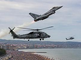Gijón convierte el Cantábrico en una pista de vuelo: más de 300.000 personas celebran veinte años de espectáculo aéreo