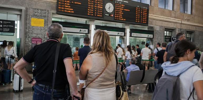 La huelga de Renfe arranca en plena operación salida: compruebe su tren antes de acudir a la estación