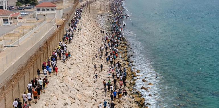 Ceuta amanece desbordada: el Gobierno estima 49.000 entradas en 24 horas y despliega al Ejército en el Tarajal
