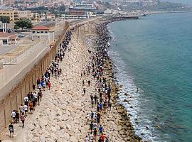 Ceuta amanece desbordada: el Gobierno estima 49.000 entradas en 24 horas y despliega al Ejército en el Tarajal