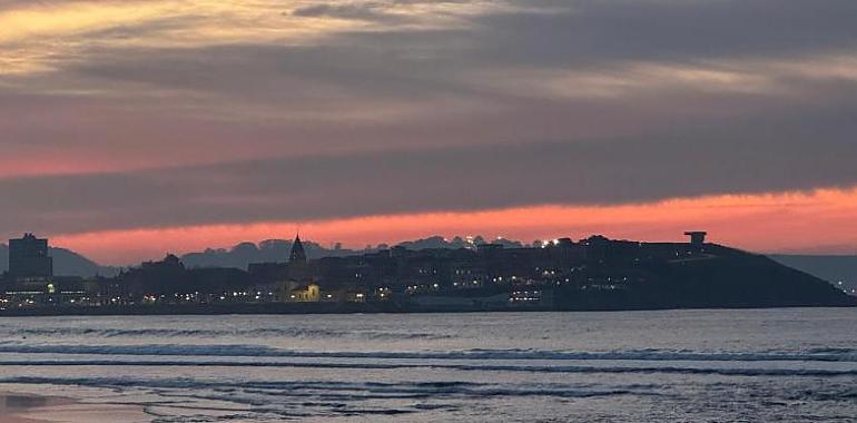 Gijón al amanecer: la ciudad vacía que descubren cada día Alberto y Rua