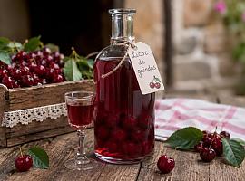 Recetas de una abuela asturiana: Licor de guindas (entra suave y, cuando quieres darte cuenta, tas contando secretos familiares de 1962)
