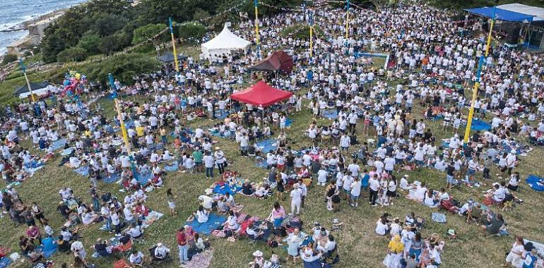 Candás no se detiene tras devorar cinco toneladas de sardinas: charangas, festejos náuticos y una noche gigantesca de fiesta