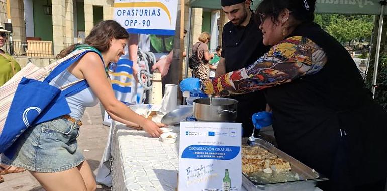 Llastres sirve el Cantábrico en un plato: degustación gratuita de merluza a la sidra en el Mercáu Marineru