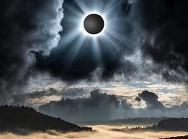 El cielo se cubre y las nubes frustran en buena parte de Asturias la esperada visión del eclipse total de Sol