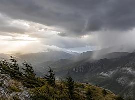 Asturias mantiene la inestabilidad este miércoles: tormentas ocasionales y fuertes rachas en cotas altas
