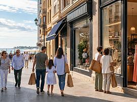El domingo que Gijón abre la persiana: el comercio del centro se juega mañana el último pulso del verano