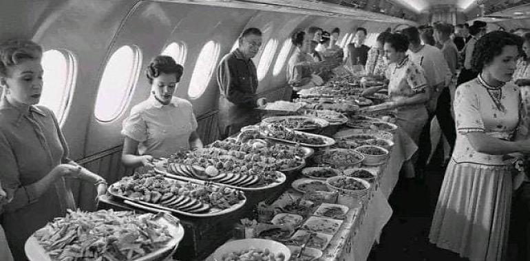 De los bufés con langosta al sándwich de pago: cómo los aviones dejaron de ser restaurantes con alas