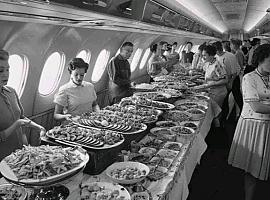 De los bufés con langosta al sándwich de pago: cómo los aviones dejaron de ser restaurantes con alas