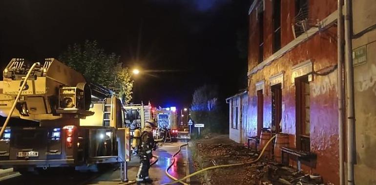Fuego en plena madrugada en Arnao: las llamas devoran un antiguo restaurante y amenazan una vivienda