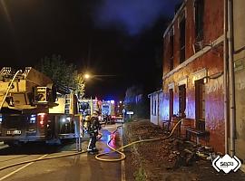 Fuego en plena madrugada en Arnao: las llamas devoran un antiguo restaurante y amenazan una vivienda