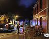 Fuego en plena madrugada en Arnao: las llamas devoran un antiguo restaurante y amenazan una vivienda
