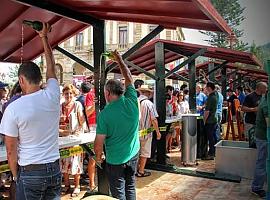 Villaviciosa se convierte hoy en una enorme espicha: once llagares, miles de culinos, gaitas y solidaridad en pleno centro de la villa