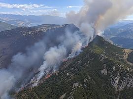 El incendio de Pendilla cruza la Cordillera y entra en Asturias: el frente más activo del fuego está ya en el Principado