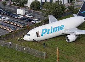 Tragedia aérea en Miami: cinco muertos al salirse de pista un Boeing de Amazon, atravesar una carretera y arrollar varios vehículos