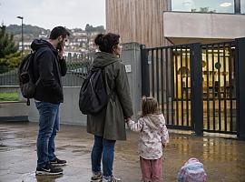 El curso empieza hoy en Asturias, pero no para todos: 15 escuelinas siguen cerradas y las familias no saben cuándo podrán llevar a sus hijos
