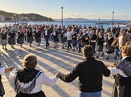 Candás se echa a la calle por su Cristo: siglos de fe marinera, emoción y una tradición que pasa de abuelos a nietos