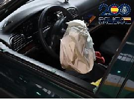 Seis coches reventados de madrugada en Luarca: uno cayó in fraganti y el otro huyó encapuchado hasta ser detenido