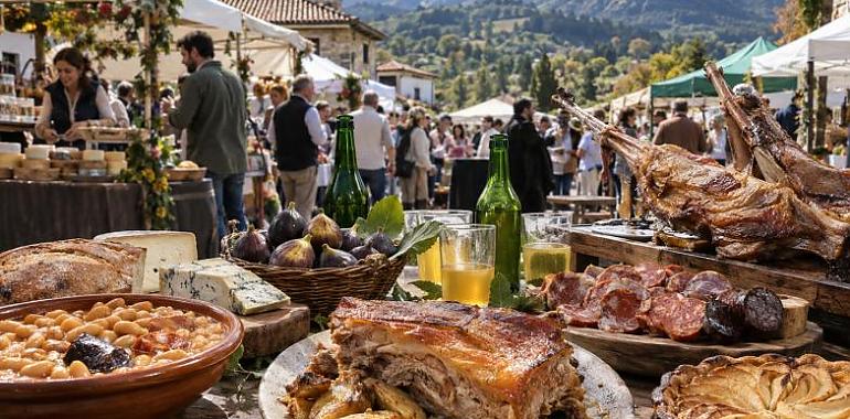 Asturias se come este fin de semana: del gochu gratis de Noreña al cordero de Saliencia, los figos de Villaviciosa y 40 mesas indianas en Oviedo