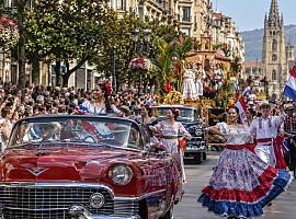 Oviedo se prepara para su tarde más americana: 3.500 participantes, 13 carrozas y medio siglo de memoria sobre ruedas