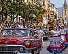 Oviedo se prepara para su tarde más americana: 3.500 participantes, 13 carrozas y medio siglo de memoria sobre ruedas