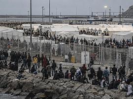 Ceuta cambia la playa por el puerto… y descubre que no hay sitio para todos