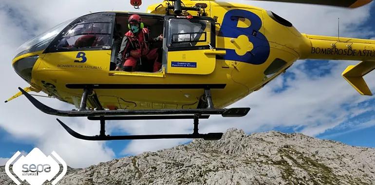 Kilómetro y medio en camilla para salvar a un trabajador herido grave en un monte de Coaña