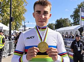 Benjamín Noval hace historia a los 17 años: campeón del mundo y primer español que conquista el arcoíris júnior contrarreloj