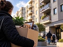 Ganar un poco más y perder la casa: siete familias de La Corredoria temen quedarse fuera de sus viviendas públicas