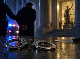 Dos puñaladas, una fuga por Oviedo y prisión sin fianza: el detenido por atacar a su pareja ya está en la cárcel