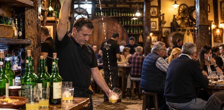 Gijón vuelve a oler a sidra: 36 chigres, 16 llagares y once días para convertir la barra en patrimonio vivo
