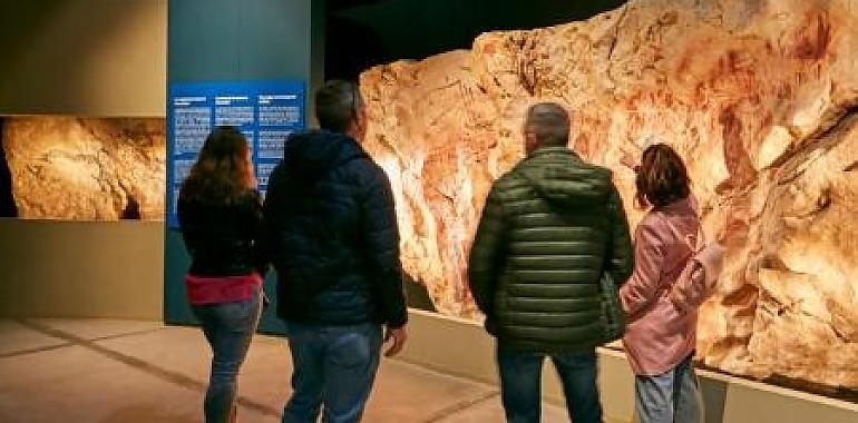 Asturias convierte la Prehistoria en un plan para vivirla: cuevas, cabañas castreñas y arte rupestre para toda la familia