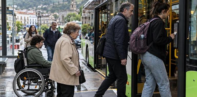 Viajar por Asturias por 20 euros al mes ya es posible, pero el futuro del transporte público sigue lleno de incógnitas