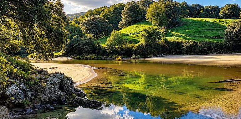 Llanes recupera el río Vallina con un recorrido entre Porrúa y Poo, lavaderos y fuentes restaurados