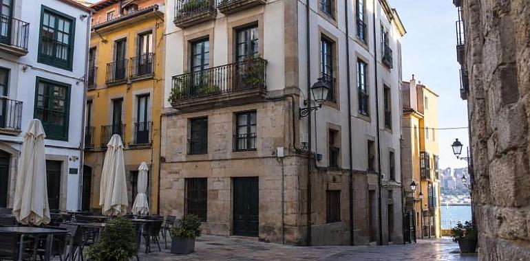 Pagan el alquiler, tienen contrato y denuncian presiones para echarlos de sus casas: estalla el conflicto inmobiliario en Cimavilla