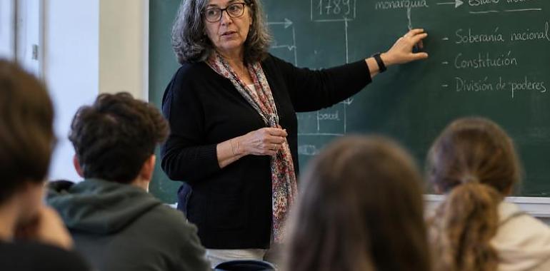 Un respiro para los profesores veteranos: Asturias pacta reducir las horas de clase a los docentes mayores de 55 años desde 2027