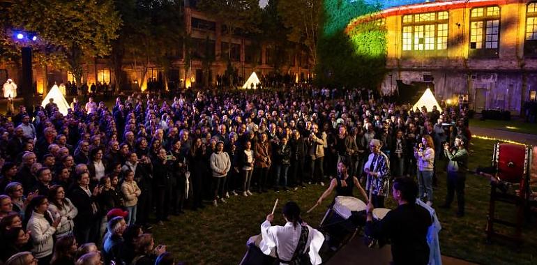 La magia de Studio Ghibli conquista Oviedo: mil personas viven una noche de fantasía con casi 300 artistas en La Vega
