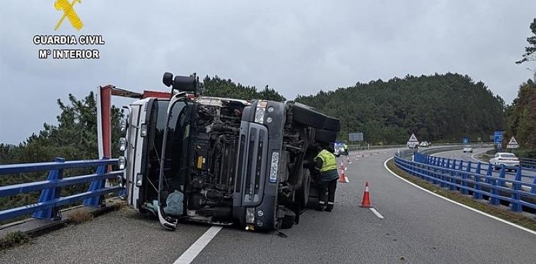 Un camión ganadero queda colgando de un viaducto de la A-8: dos heridos y ocho reses muertas en Cudillero