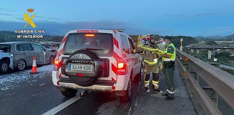 Doce vehículos implicados y dos coches en llamas en Somonte: la Y recupera un carril tras el corte hacia Oviedo y Avilés