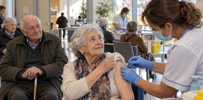 Asturias abre 13 centros para vacunarse contra la gripe por las tardes y sin cita: consulta dónde y qué días puedes acudir