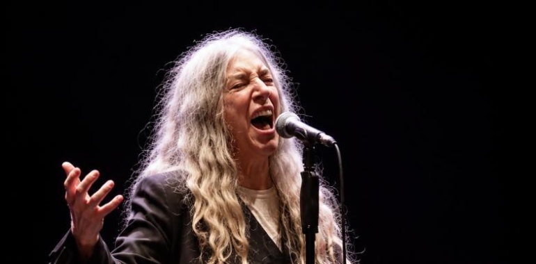 Patti Smith pone en pie a Gijón y desata la emoción en una jornada de los Premios Princesa de Asturias marcada por la música, la ciencia y el compromiso