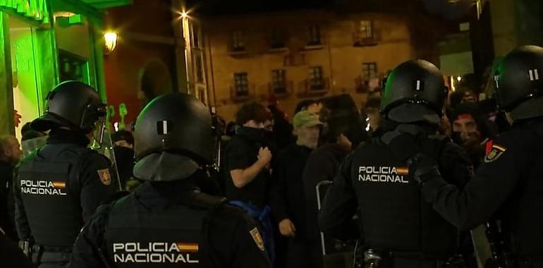 Tres detenidos, disturbios y máxima tensión en Avilés durante el mitin de Abascal: la Policía evita un enfrentamiento entre manifestantes y seguidores de Vox